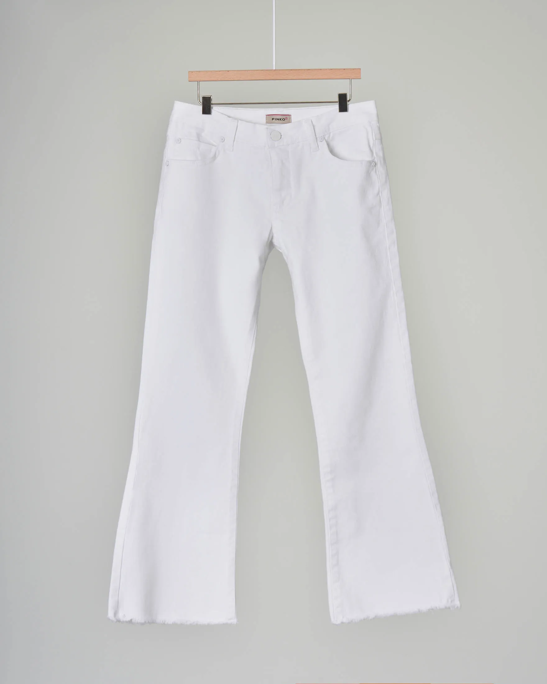 Jeans bianco con vita media e gamba a zampa sfrangiata 34-42