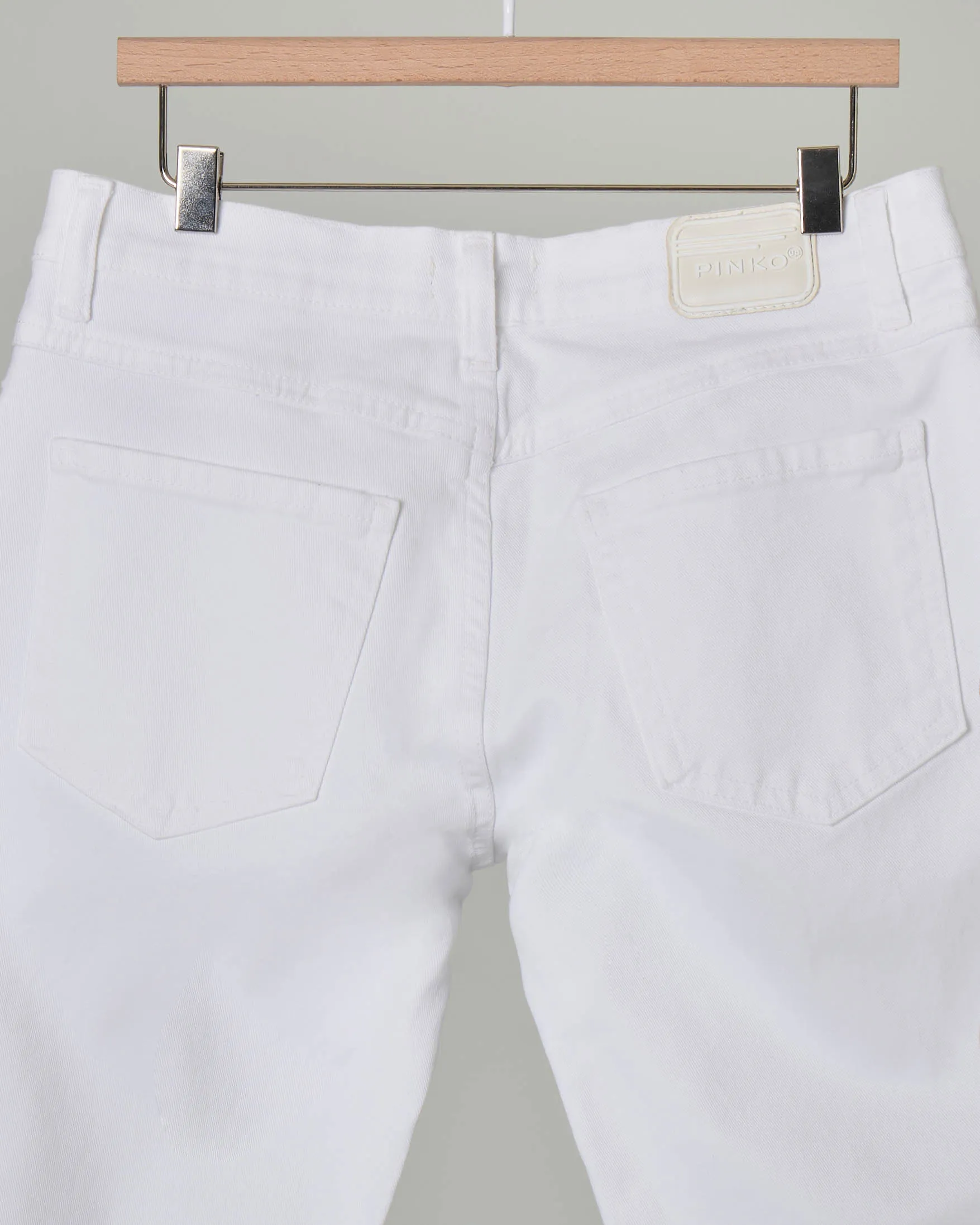 Jeans bianco con vita media e gamba a zampa sfrangiata 34-42